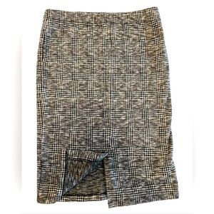 Simply Styled Hounds tooth skirt with back slit.